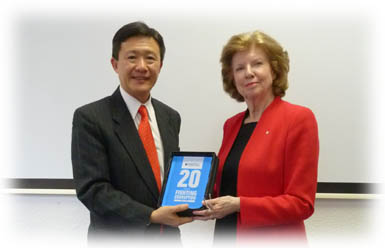 ICAC Commissioner Mr Simon Peh Yun-lu receives a commemorative plaque from Dr Huguette Labelle, Chair of the Transparency International