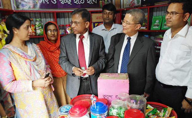 Sham visits an Integrity Store at a primary school in Dhaka