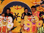 Mr. Raymond WONG, Commissioner, ICAC (middle), and Mr. Daniel LI, Deputy Commissioner, ICAC (left) dotted the eyes of the twin lions before the latter sprang to life and started the lion dance.