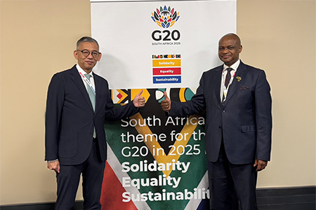 出席在南非举行的二十国集团反腐败工作小组会议，并与身兼联合会副主席的南非特别调查局首长安迪．莫蒂比先生会面