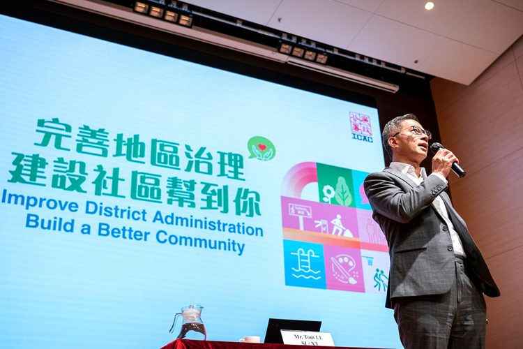 廉政專員及副專員就區議會選舉工作召開多次會議，勉勵廉署人員全力以赴。