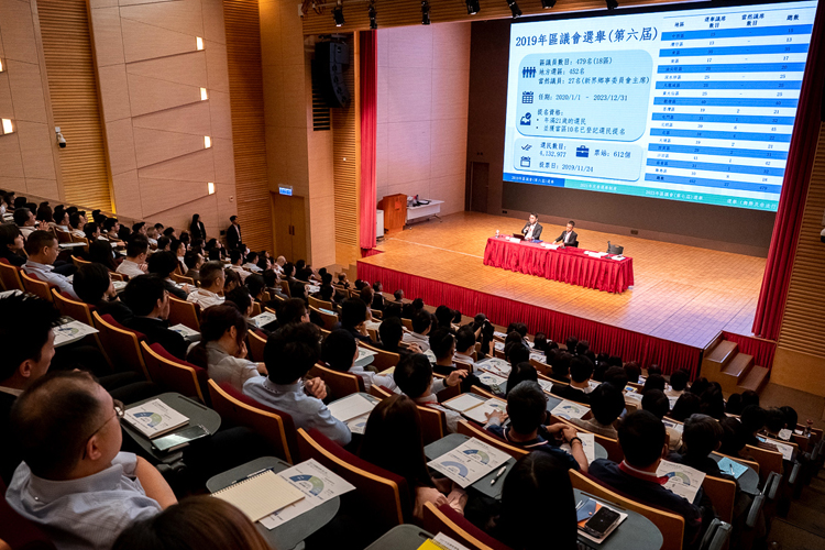 廉政專員及副專員就區議會選舉工作召開多次會議，勉勵廉署人員全力以赴。
