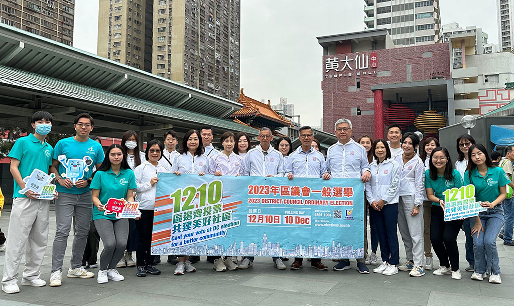 廉政專員和同事「落區」鼓勵全港市民踴躍投票。