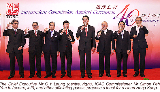 The Chief Executive Mr C Y Leung (centre, right), ICAC Commissioner Mr Simon Peh Yun-lu (centre, left), and other officiating guests propose a toast for a clean Hong Kong.