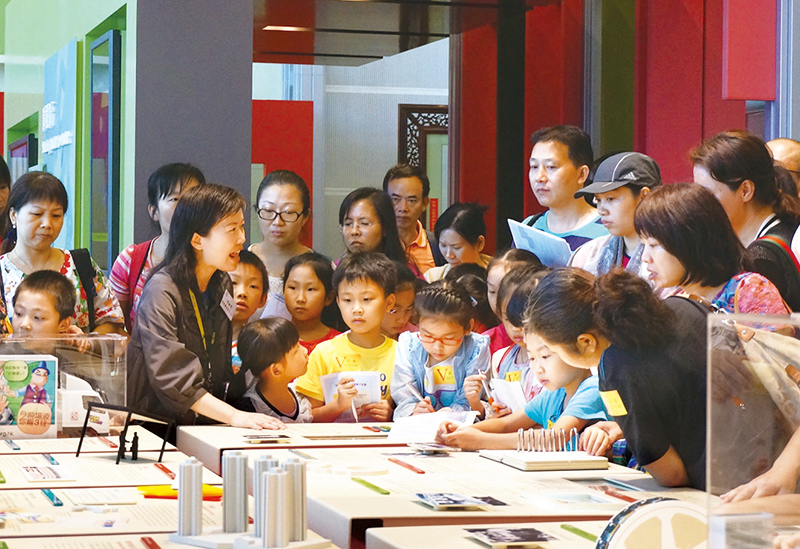 Members of the public gain a deeper understanding of the ICAC's anti-corruption work by visiting its facilities. Members of the public gain a deeper understanding of the ICAC's anti-corruption work by visiting its facilities.