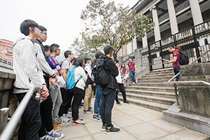 Working group members guided the young people to visit Yaumatei and explore the anti-corruption history