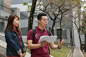 Working group members guided the young people to visit Yaumatei and explore the anti-corruption history