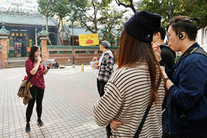 Working group members guided the young people to visit Yaumatei and explore the anti-corruption history