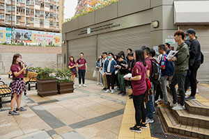 Working group members guided the young people to visit Yaumatei and explore the anti-corruption history