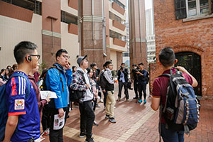 Working group members guided the young people to visit Yaumatei and explore the anti-corruption history