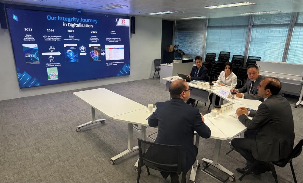 ICAC officers briefing a delegation from Morocco