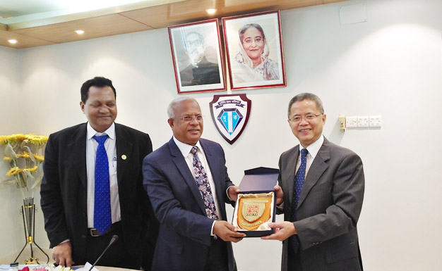 The ICAC delegation, led by Francis Sham (1st right), meets with ACC Chairman Iqbal Mahmood (middle)