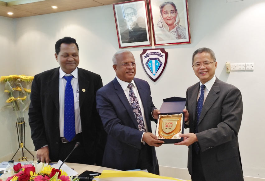 The ICAC delegation, led by Francis Sham (1st right), meets with ACC Chairman Iqbal Mahmood (middle)