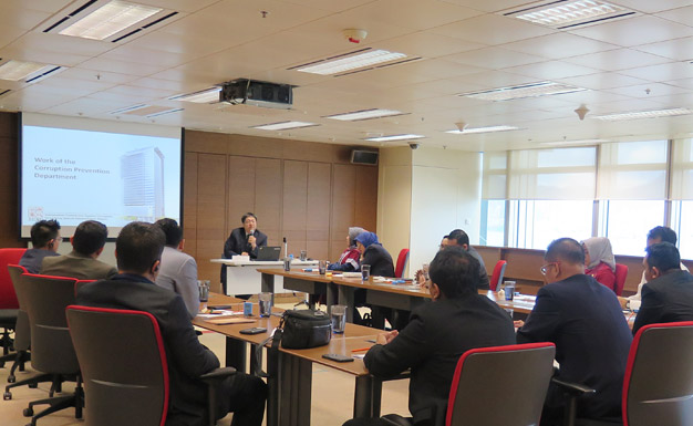 ICAC officers brief the delegates on the Commission's latest initiatives
