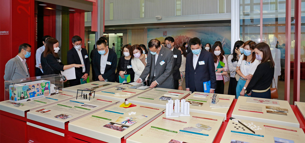 Participants join the guided tour to the ICAC Exhibition Hall