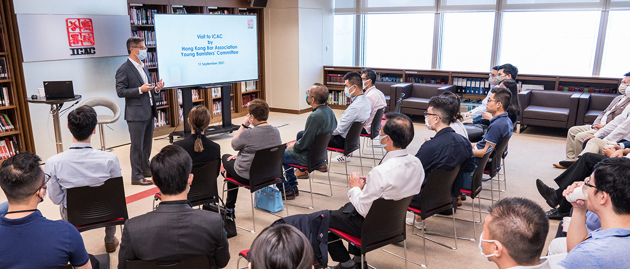Deputy Commissioner and Head of Operations of the ICAC Mr Ricky Yau Shu-chun shares anti-corruption strategies with members of the Hong Kong Bar Association.