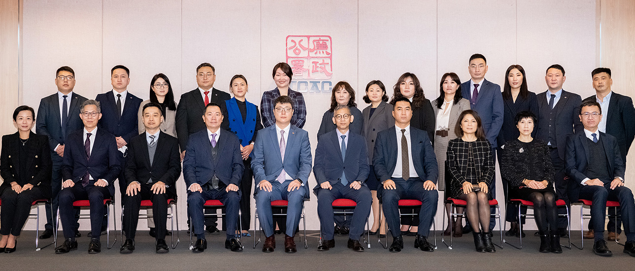 ICAC Commissioner Danny Woo Ying-ming pictured with participants at the opening ceremony of the capacity building programme.