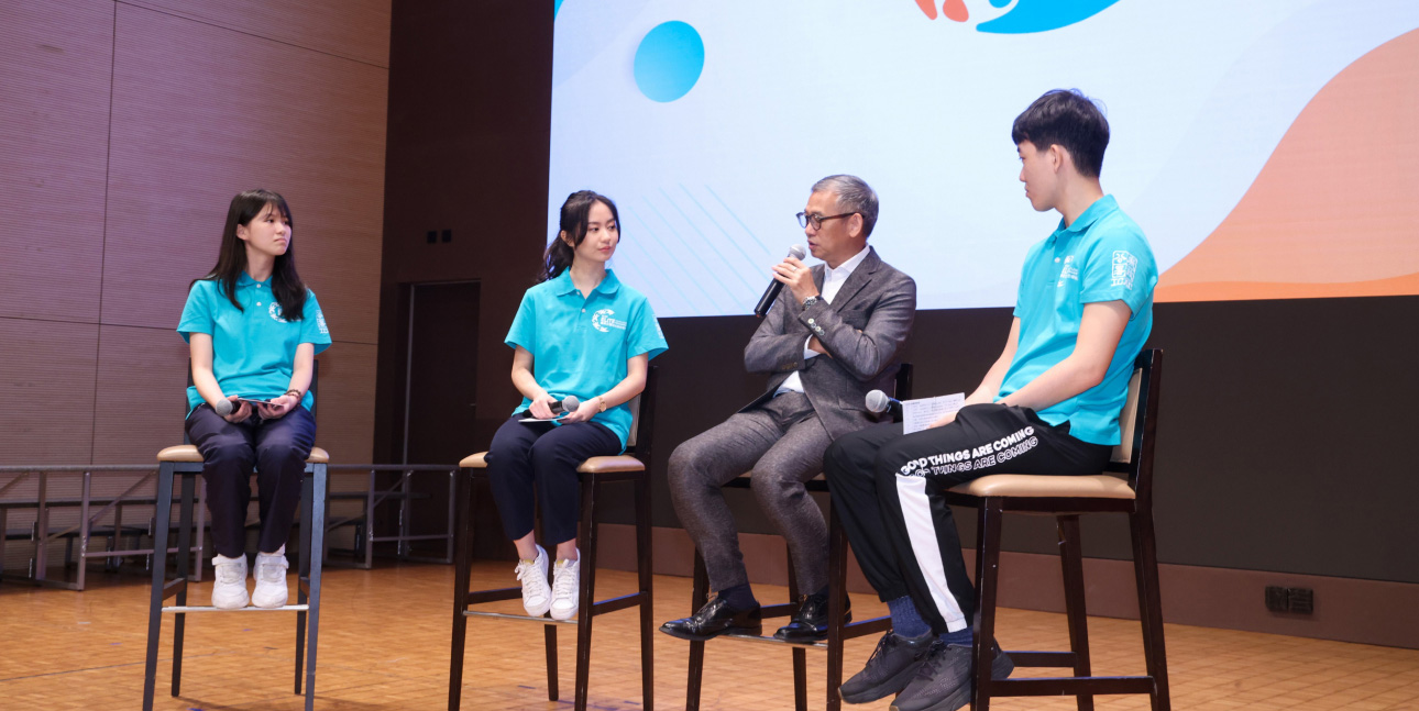 ICAC Commissioner Mr Woo Ying-ming exchanges with “iELITE Youth Leaders”