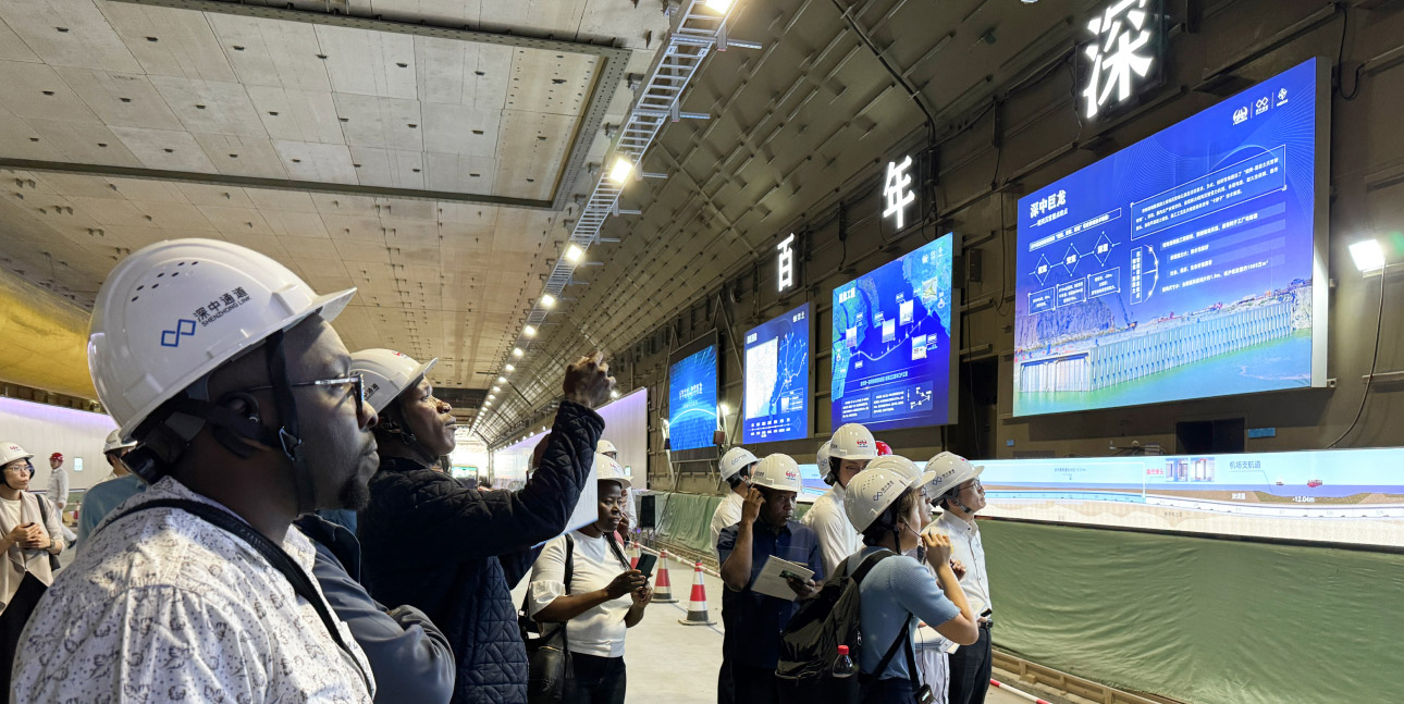 Course participants of the 'Professional Anti-Corruption Training in Major Infrastructure
                  Projects' also had the opportunity to visit major infrastructure projects in the Guangdong-Hong Kong-Macao Greater Bay Area, including the Shenzhen-Zhongshan Corridor Management
                  Center, the Zhuhai International Convention and Exhibition Center, and the Hong Kong-Zhuhai-Macao Bridge.