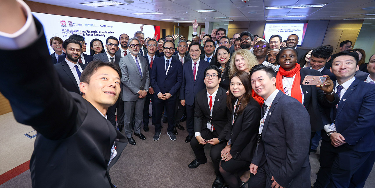 The Chief Executive, Mr John Lee meets with participants of the inaugural HKIAAC course