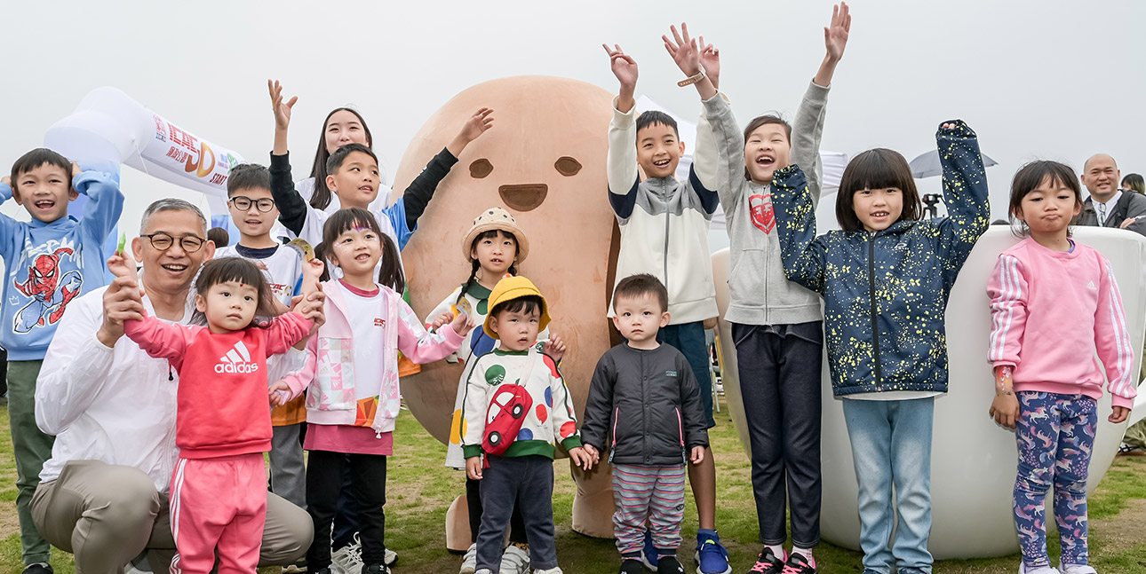 ICAC Commissioner Woo Ying-ming is pictured with children at interactive activities