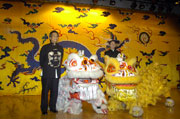 Mr Raymond WONG, the Commissioner (right), and Mr Daniel LI, the Deputy Commissioner (left), and the twin lions greeted the delegates to the Symposium dinner.