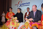 Mr Daniel LI, IDS, Deputy Commissioner and Head of Operations, ICAC, HKSAR and Mr Henrick HOLOLEI, Head of Cabinet for Vice-President Mr Siim KALLAS of European Commission performing the "put the red flower ribbon" ceremony for the twin lions