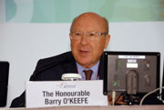 國際刑警反貪專家小組主席 Barry O'KEEFE 先生，AM，QC，（全體會議主席）介紹全體會議（四）講者